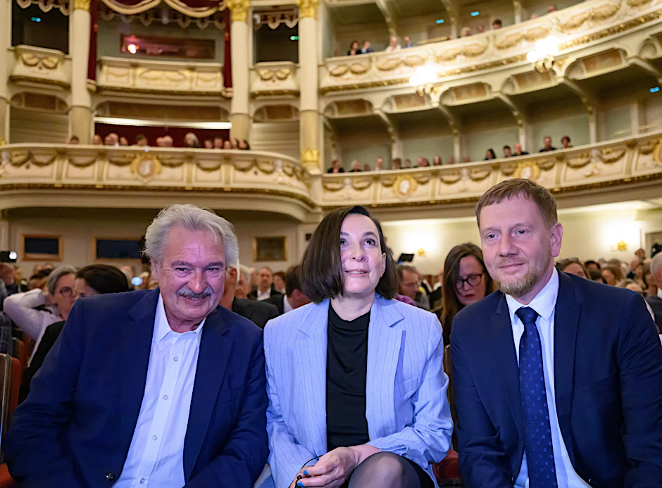 Jean Asselborn (l-r), ehemaliger Außenminister von Luxemburg, Preisträgerin Klementyna Suchanow, Frauenrechtsaktivistin aus Polen, und Michael Kretschmer (CDU), Ministerpräsident von Sachsen.