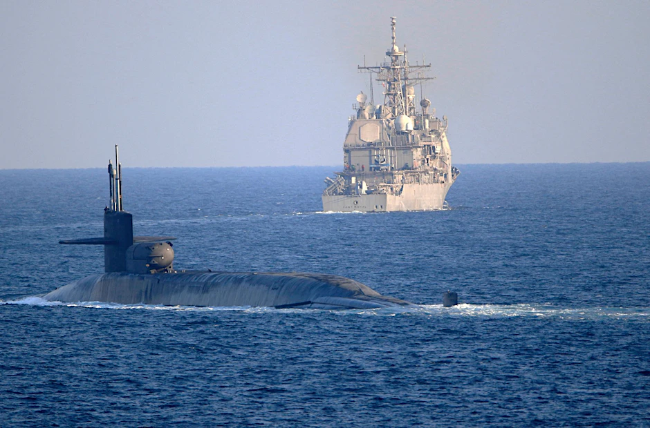 US-U-Boot „USS Georgia“ (vorne) und Kreuzer „USS Port Royal“ in der Straße von Hormus. (Archivbild)