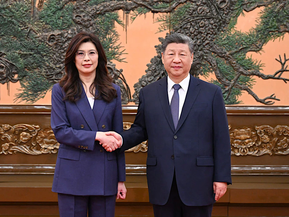 Taiwans Kuomintang-Chefin Cheng Li-wun trifft Chinas Präsident Xi Jinping in der Großen Halle des Volkes in Peking.
