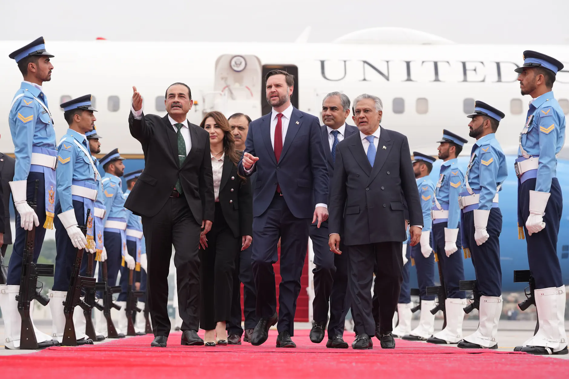 Da bestand noch ein wenig Hoffnung: US-Vizepräsident JD Vance auf dem Weg zu den Gesprächen in Islamabad.