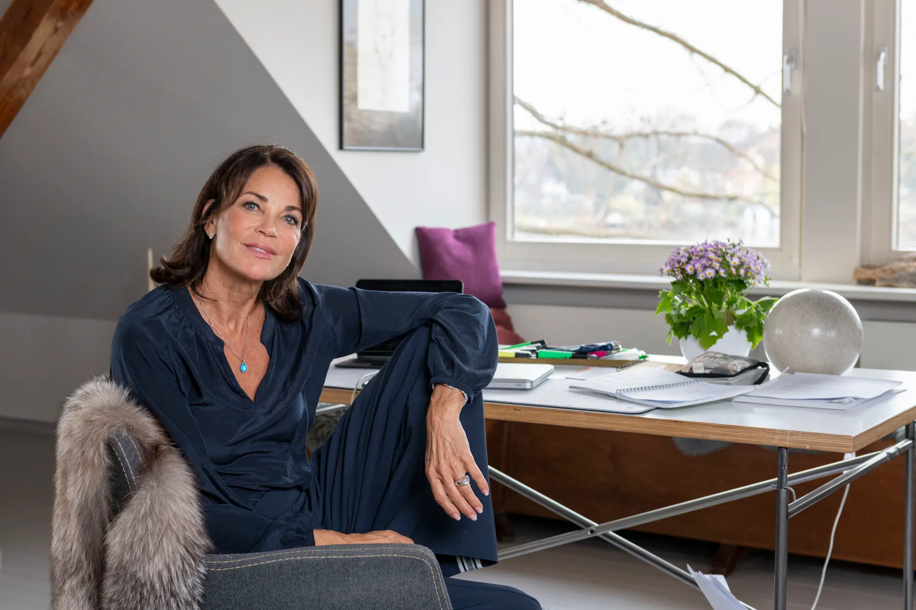 An diesem Schreibtisch in ihrem Haus in Potsdam schreibt Gerit Kling ihre Kolumnen für den Berliner KURIER.