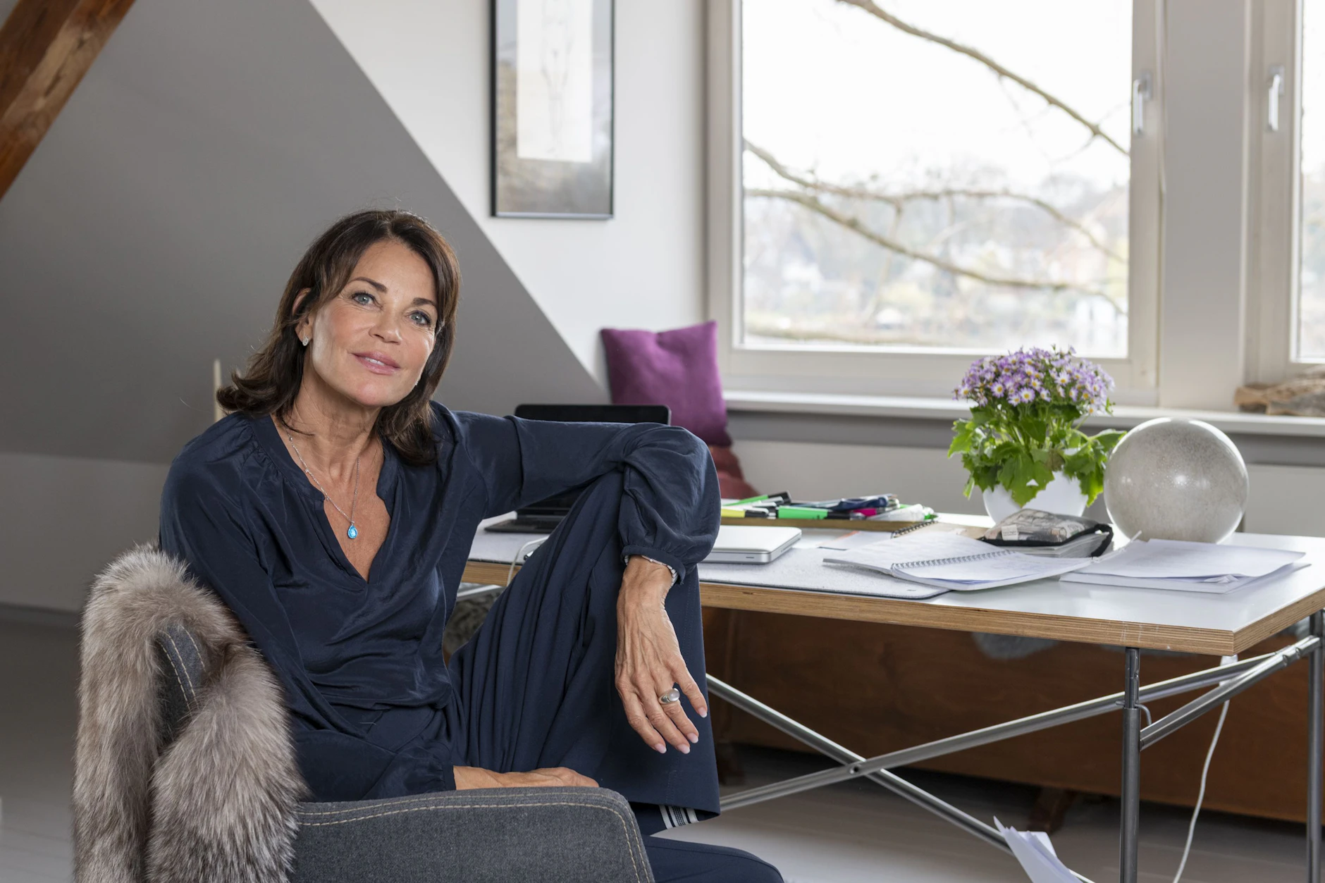 An diesem Schreibtisch in ihrem Haus in Potsdam schreibt Gerit Kling ihre Kolumnen für den Berliner KURIER.