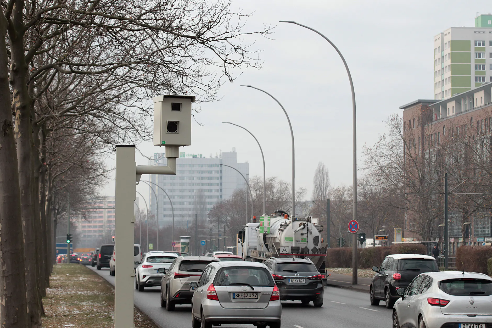 Seit 2022 steht ein stationärer Blitzer in der Landsberger Allee gegenüber der Hausnummer 230 (Höhe Zechliner Straße).