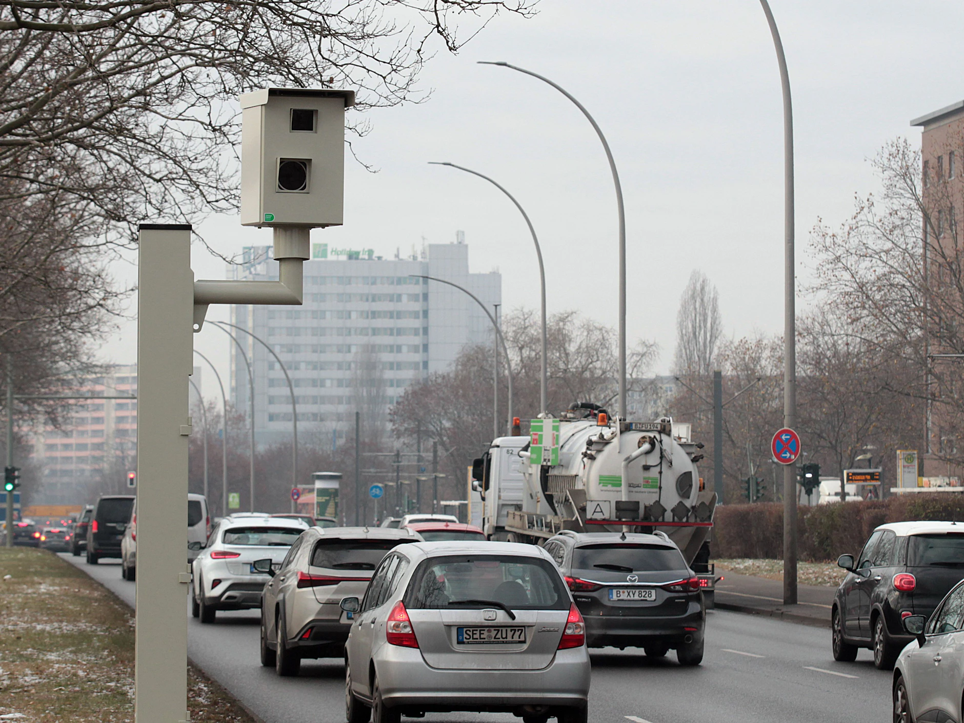 Seit 2022 steht ein stationärer Blitzer in der Landsberger Allee gegenüber der Hausnummer 230 (Höhe Zechliner Straße).