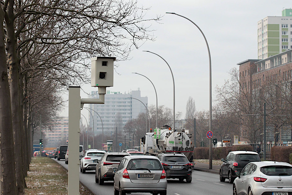 Seit 2022 steht ein stationärer Blitzer in der Landsberger Allee gegenüber der Hausnummer 230 (Höhe Zechliner Straße).