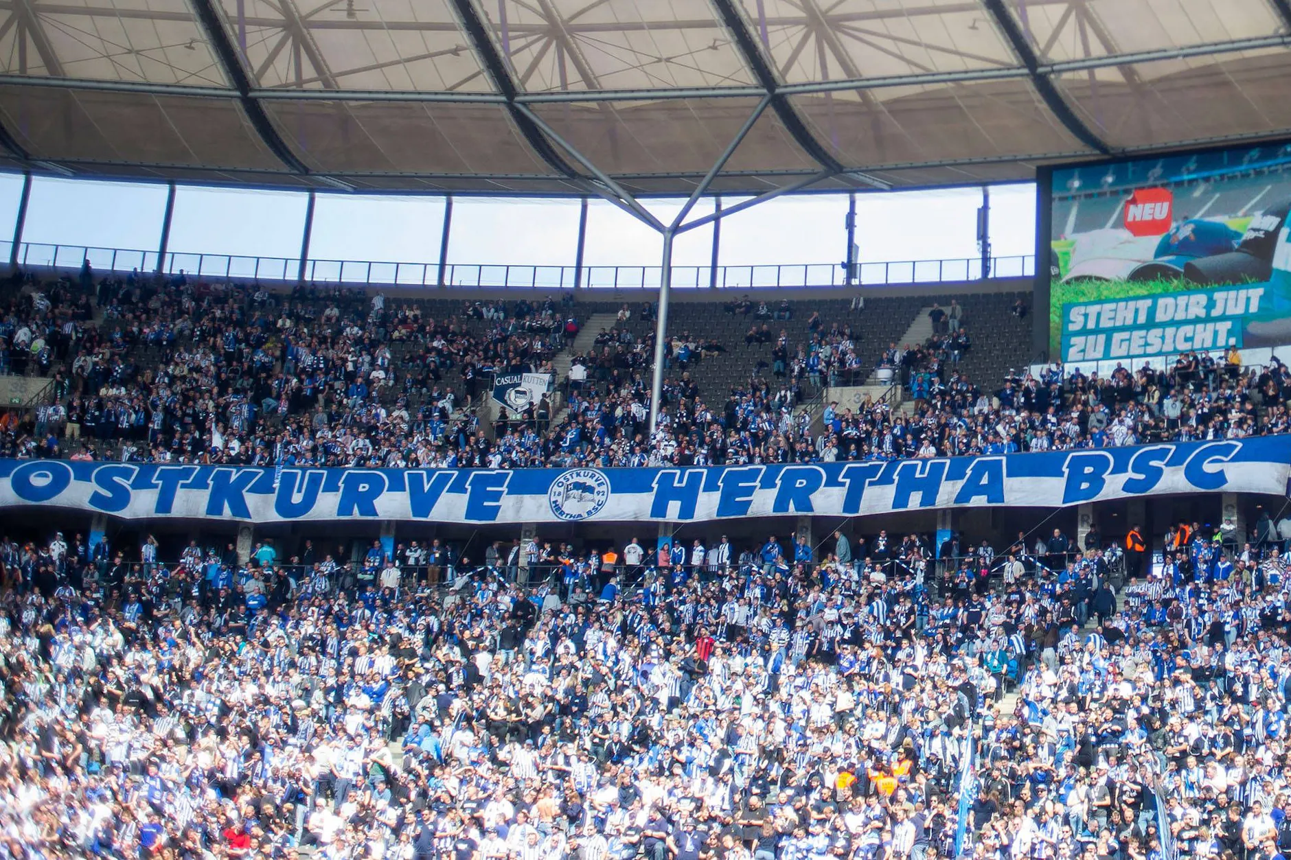 Das Logo in der Mitte des großen Banners mit der Aufschrift „Ostkurve Hertha BSC“ wurde in Dresden von Dynamo-Ultras geklaut und verbrannt.
