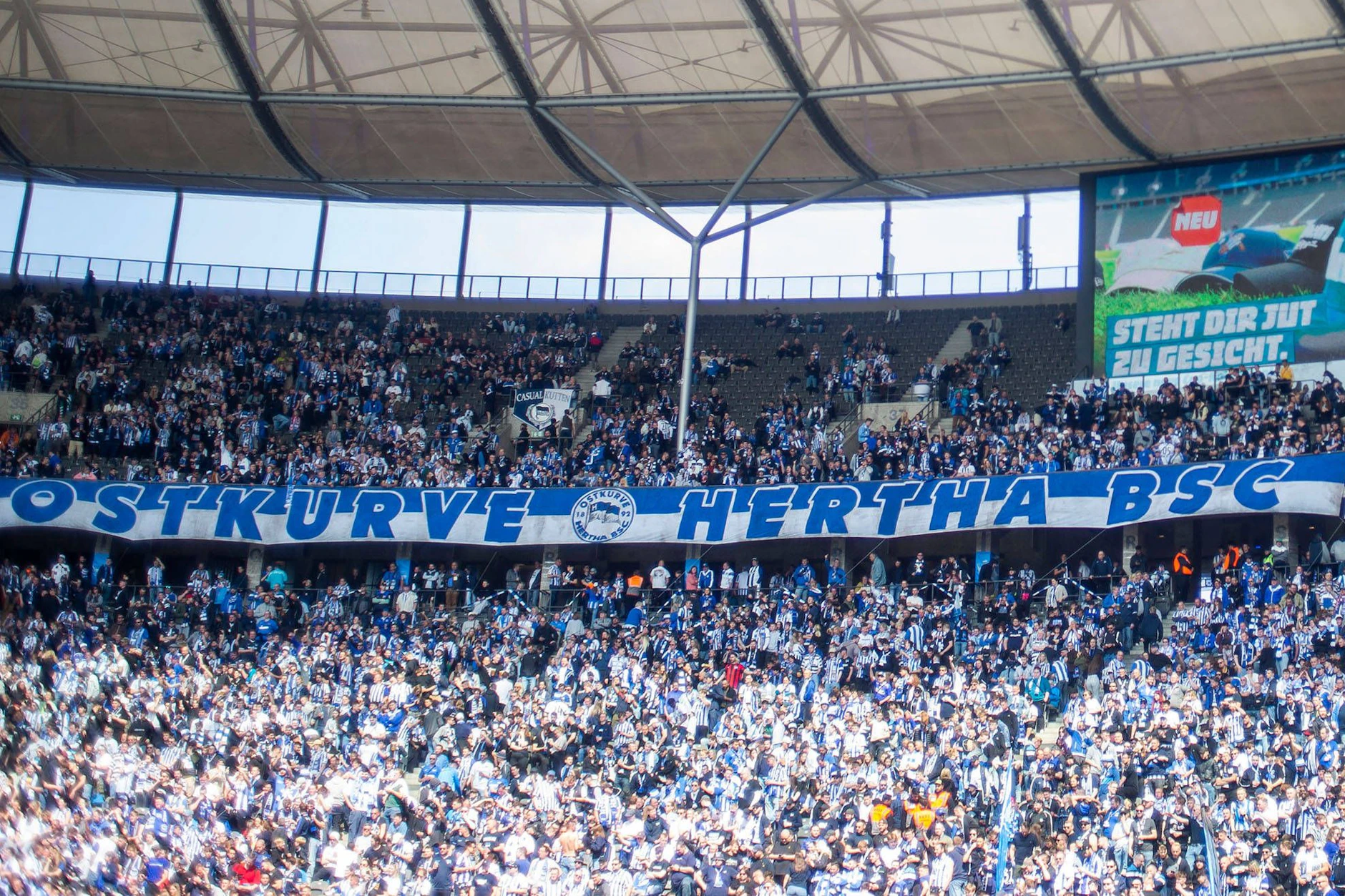 Das Logo in der Mitte des großen Banners mit der Aufschrift „Ostkurve Hertha BSC“ wurde in Dresden von Dynamo-Ultras geklaut und verbrannt.