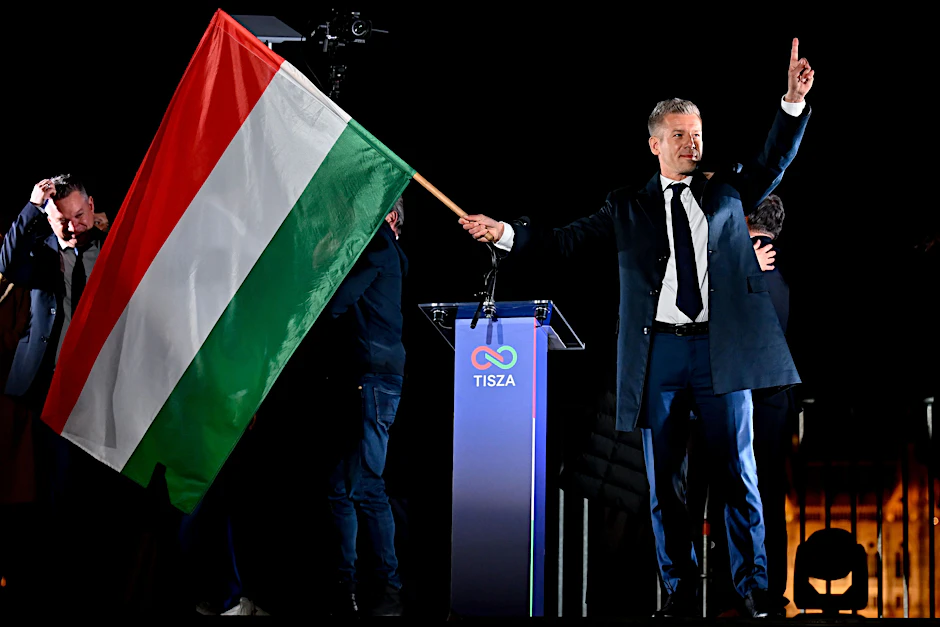 Die Tisza-Partei des ungarischen Oppositionsführers Magyar hat nach Berechnungen der Wahlkommission eine Zweidrittelmehrheit im neuen Parlament erreicht.