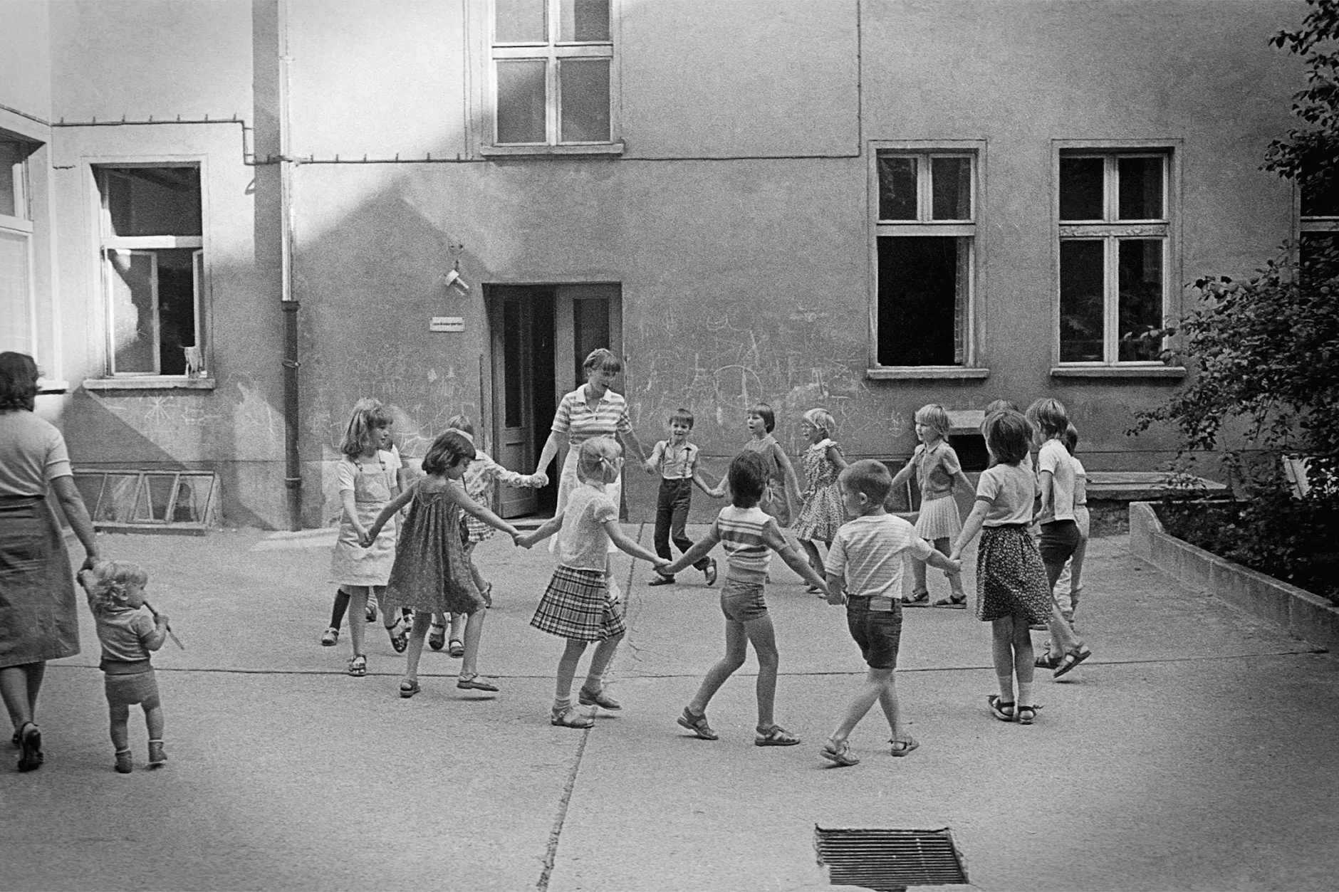 Kinder Anfang der 80er-Jahre in Prenzlauer Berg in einem Hinterhof in der Lettestraße.