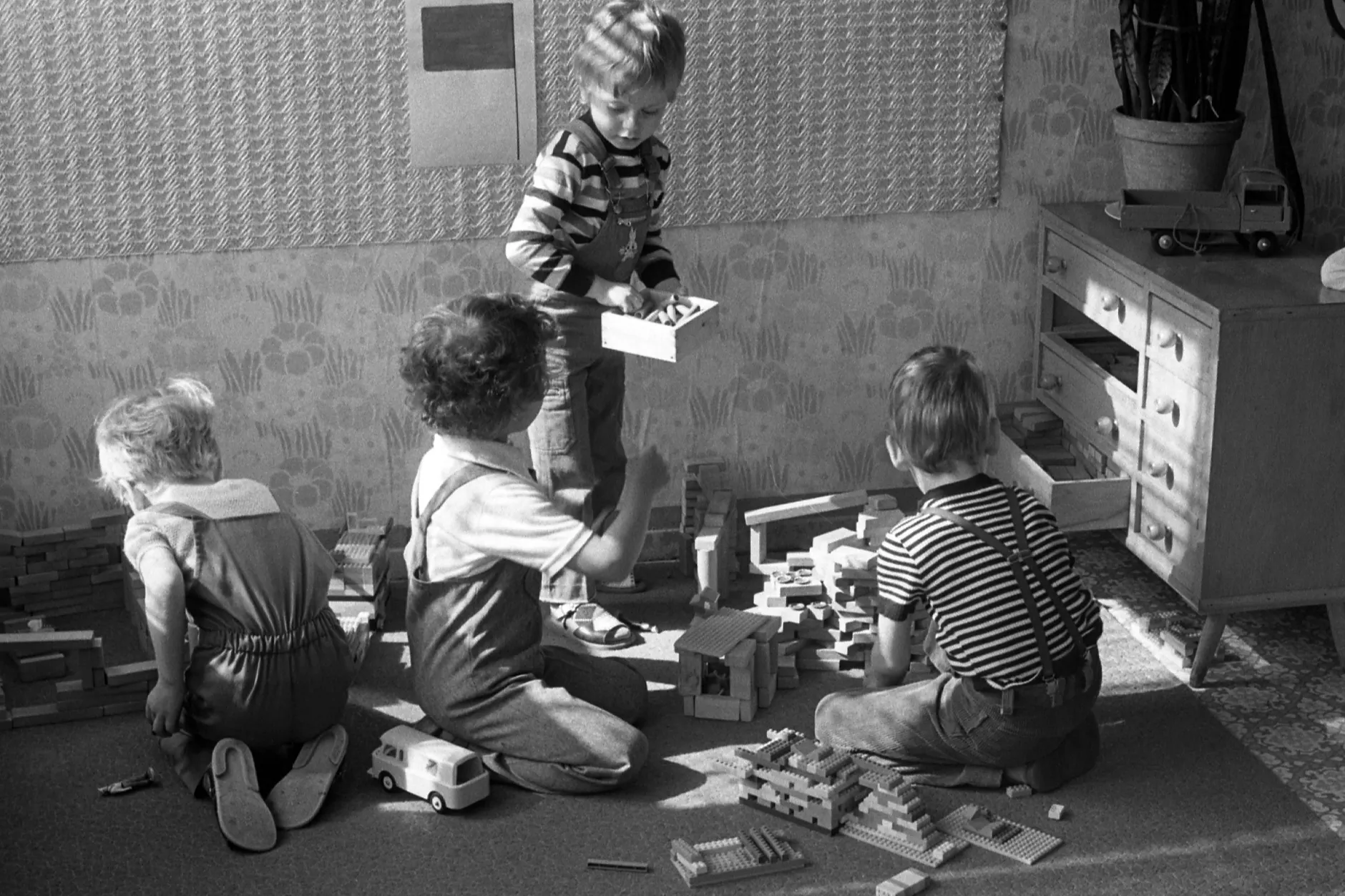 Kleine Jungen in den 80er-Jahren in einem Kindergarten in der DDR. Ob wohl ein Ronny oder Rico dabei ist?