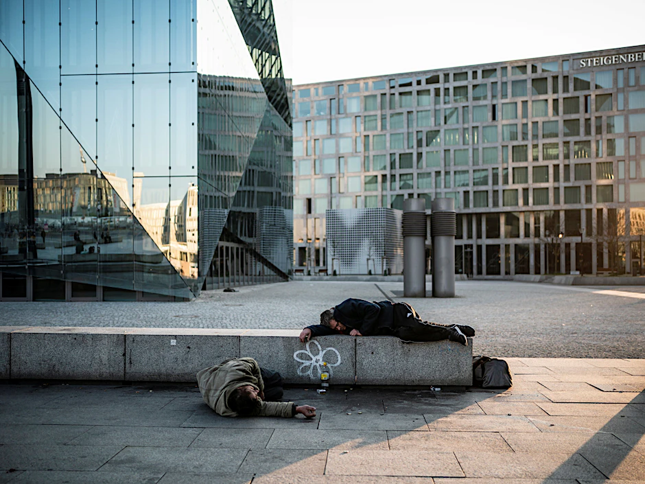 Obdachlose schlafen am Hauptbahnhof.