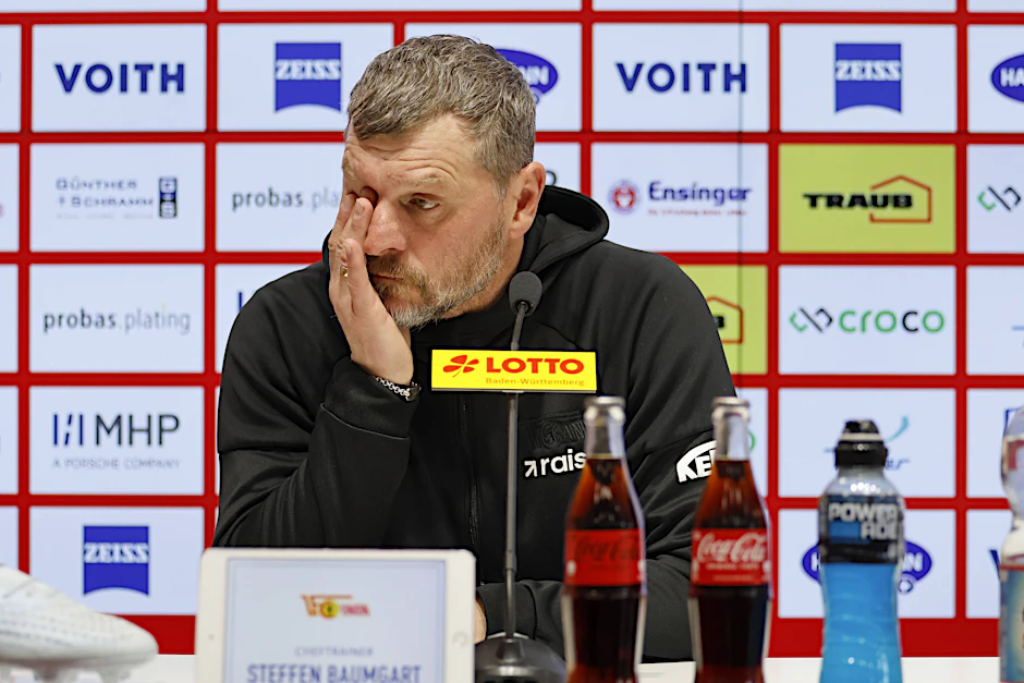 Steffen Baumgart wirkt nach der Niederlage in Heidenheim angeschlagen. Nur wenige Stunden später wird der Trainer beim 1. FC Union Berlin gefeuert. 