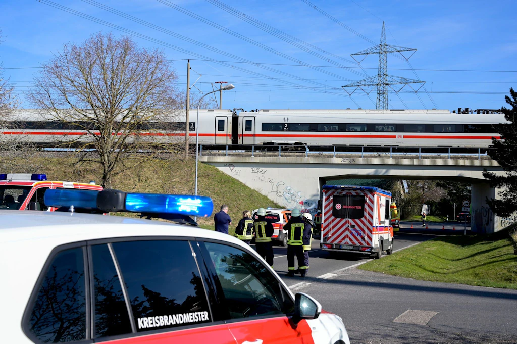 Verspätungen, Umleitungen: Chaos auf Bahnstrecke Berlin–München nach ICE-Drama