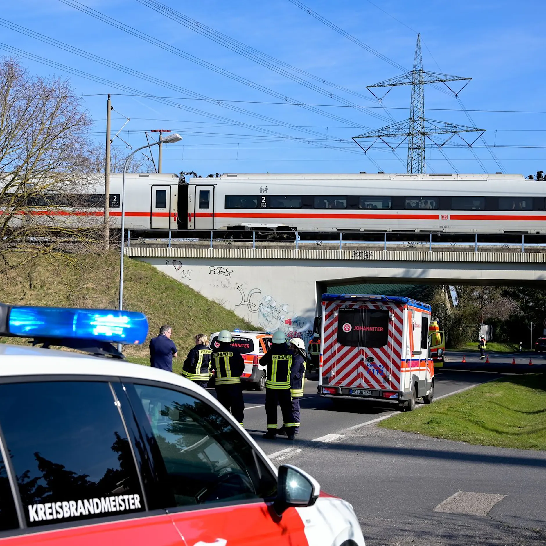 Verspätungen, Umleitungen: Chaos auf Bahnstrecke Berlin–München nach ICE-Drama