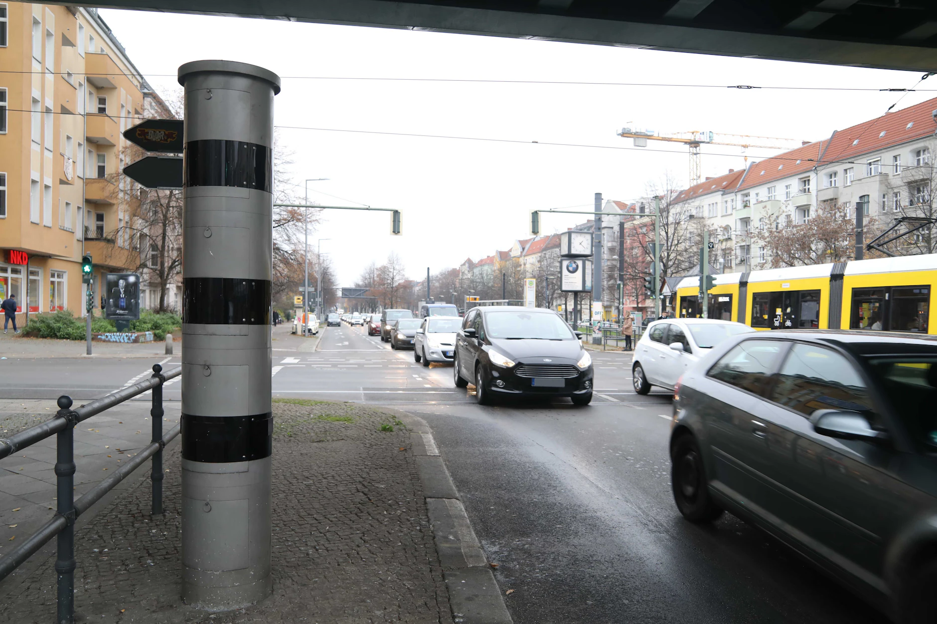 An der Kreuzung Schönhauser Allee/Bornholmer Straße bzw. Wisbyer Straße steht eine Blitzersäule., die auch Rotlichtverstöße erfasst.
