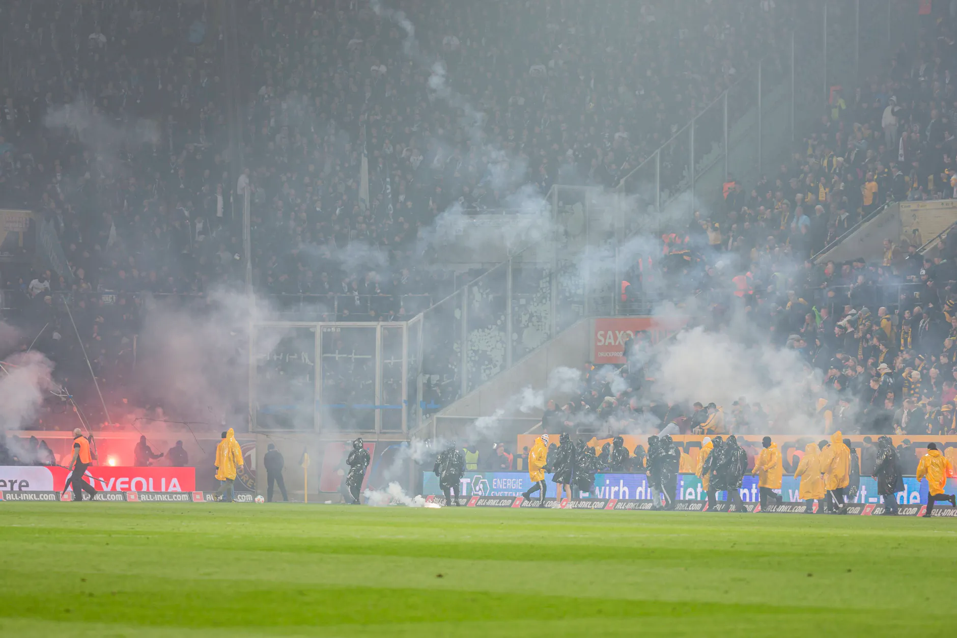 Platzsturm, Randale, Ausschreitungen, Protechnik und Raketen. Die Gewalt während des Spiel von Hertha BSC bei Dynamo Dresden wird noch ein Nachspiel haben.