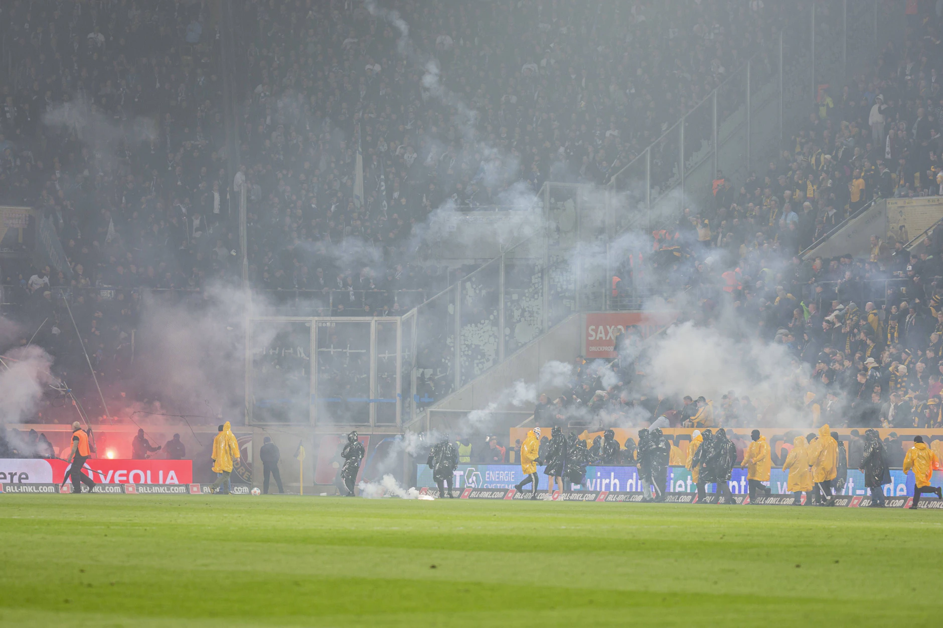 Platzsturm, Randale, Ausschreitungen, Protechnik und Raketen. Die Gewalt während des Spiel von Hertha BSC bei Dynamo Dresden wird noch ein Nachspiel haben. 