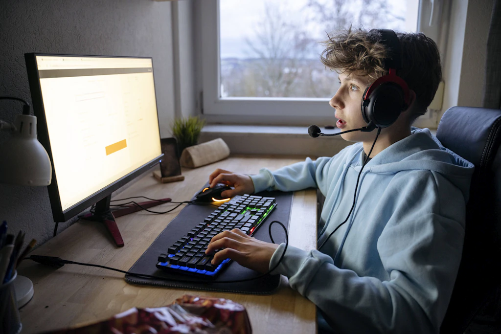 Diese Situation haben sicherlich schon viele Eltern erlebt: Ihr Kind hockt stundenlang vorm PC. Aber ab wann ist es gefährlich?