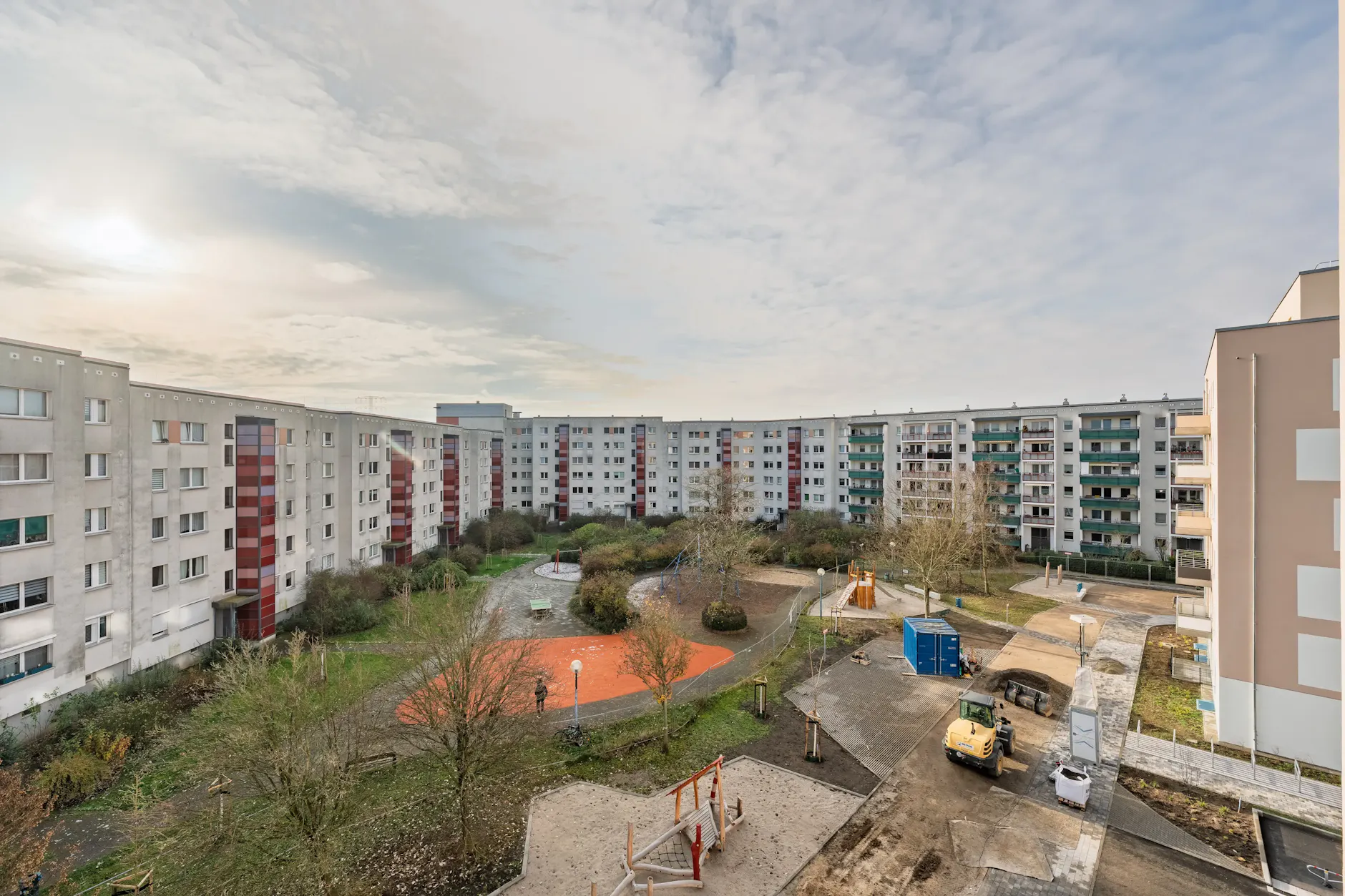 Während der Bauarbeiten: der Blick in den grünen Innenhof an der Lilly-Braun-Straße