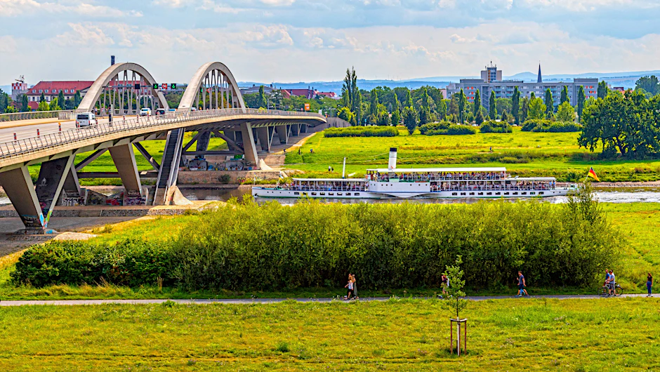 Die im Jahr 2013 eröffnete Waldschlößchenbrücke in Dresden galt wegen fehlender Umweltprüfungen lange als Schwarzbau. 