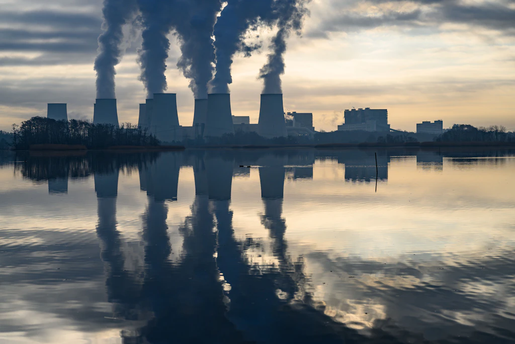 Wasserdampf steigt am Morgen aus den Kühltürmen des Braunkohlekraftwerks Jänschwalde der Lausitz Energie Bergbau AG (LEAG). 