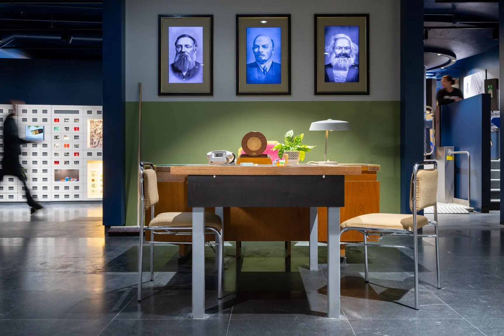 Im DDR Museum Berlin ist auch ein Schreibtisch aus dem Frankfurter Rathaus zu sehen. Dort ist auch Schnaps versteckt.