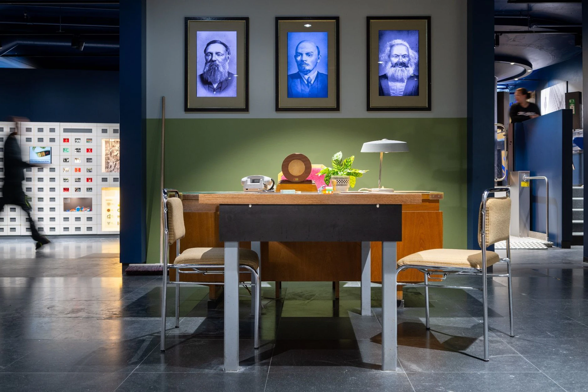 Im DDR Museum Berlin ist auch ein Schreibtisch aus dem Frankfurter Rathaus zu sehen. Dort ist auch Schnaps versteckt.