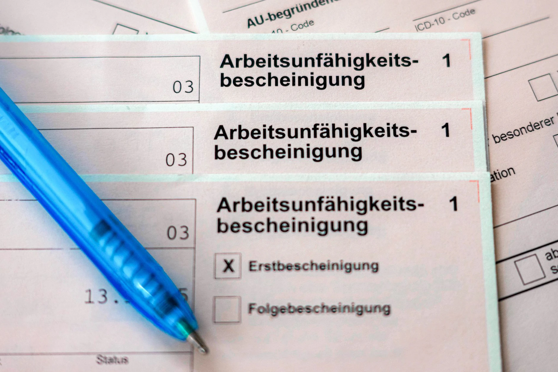 Krankschreibung in Deutschland: An der <a href="https://www.berliner-kurier.de/politik-wirtschaft/lachgas-verbot-mehr-gehalt-blitzer-marathon-das-bringt-uns-der-april-li.10027300">Lohnfortzahlung im Krankheitsfall könnten bald Änderungen kommen</a>.