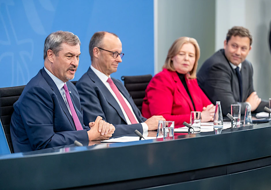 Der bayerische Ministerpräsident Markus Söder (CSU) bestellte sich in der Villa Borsig eine Pizza, während sich Bundeskanzler Friedrich Merz (CDU) und Bundesfinanzminister Lars Klingbeil (SPD) zofften.