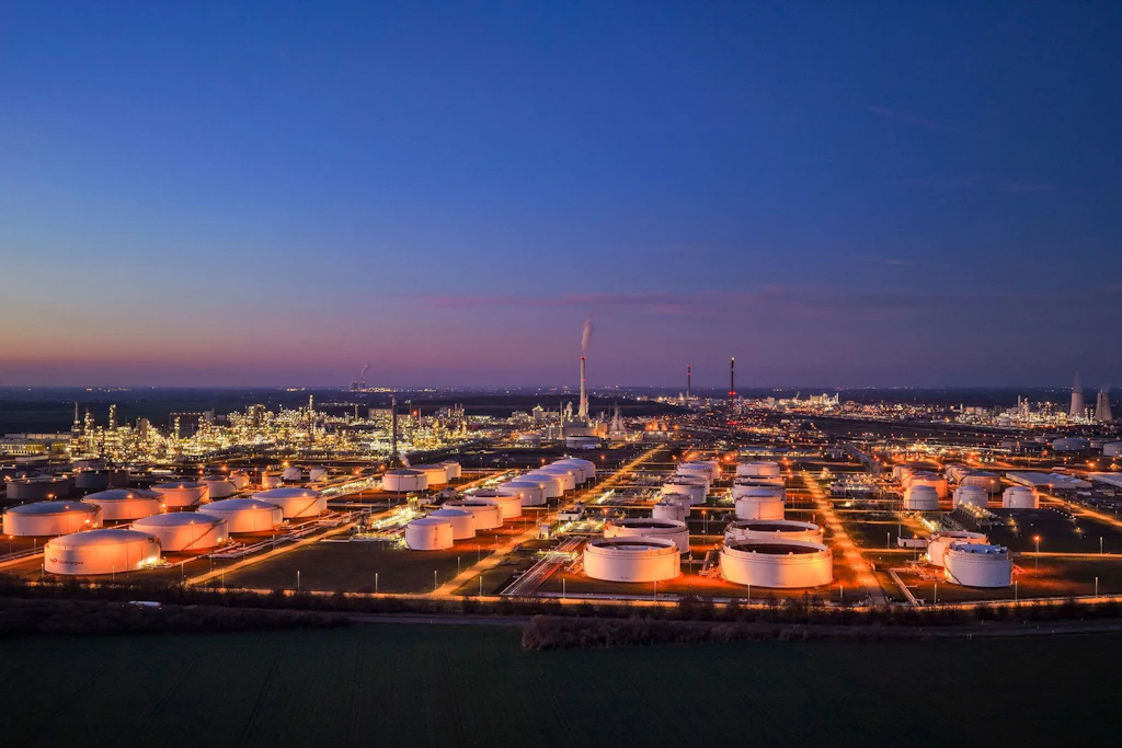 Besonders ostdeutsche Standorte sind von der Krise in der Chemiebranche betroffen. (Im Bild: Der Chemiepark Leuna)