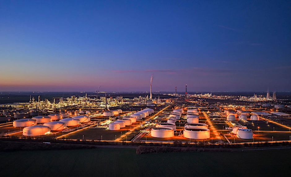Besonders ostdeutsche Standorte sind von der Krise in der Chemiebranche betroffen. (Im Bild: Der Chemiepark Leuna)