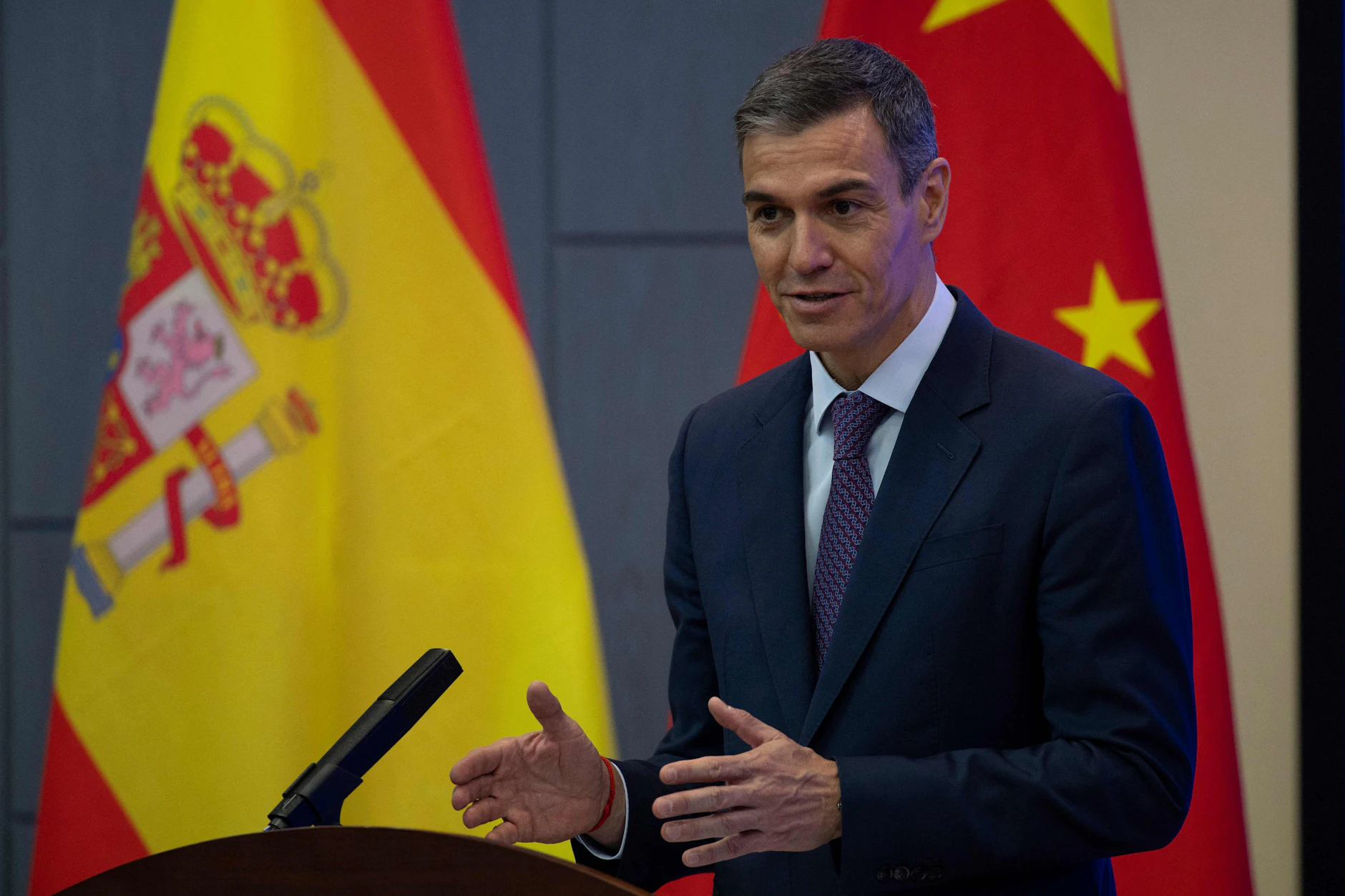 Der spanische Ministerpräsident Pedro Sánchez hält eine Rede an der Universität der Chinesischen Akademie der Wissenschaften in Peking.