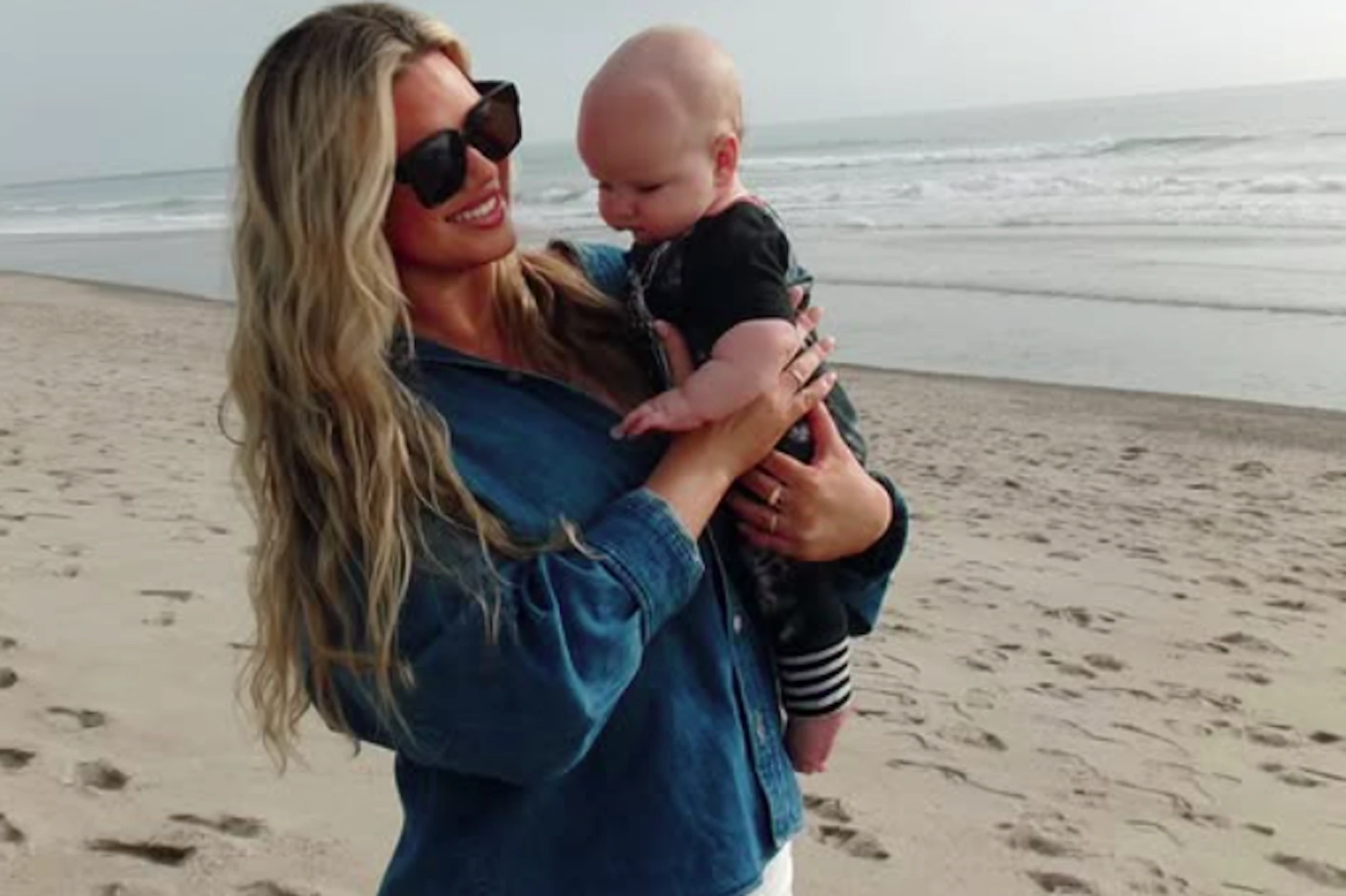 Brittany mit ihrem Enkelsohn Banks am Strand. Sie könnte auch seine Mama sein.