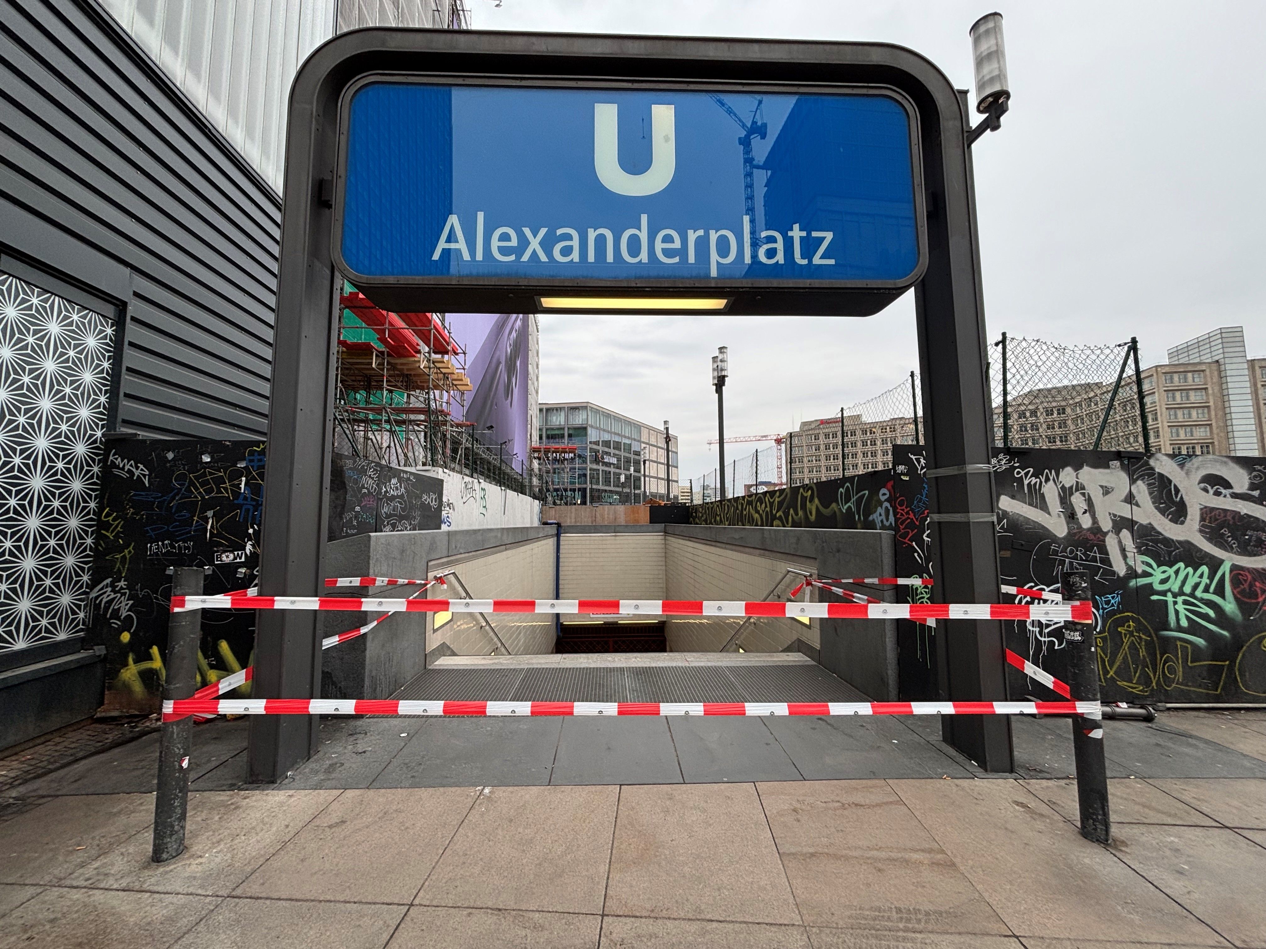 Schock auf dem Alexanderplatz: Frau auf U-Bahn-Treppe von herabfallendem Gerüstteil getroffen