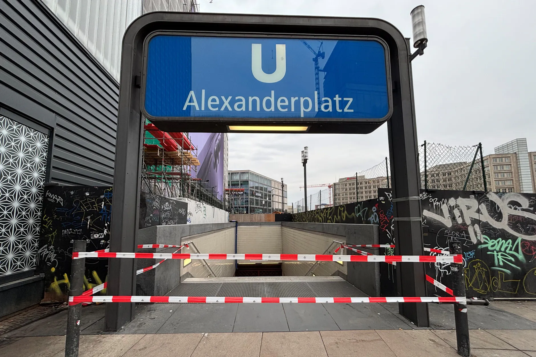 Nun ist auch dieser Zugang verschlossen: Der gesperrte nördliche Eingang zum U2-Bahnsteig unter dem Alexanderplatz in Mitte.