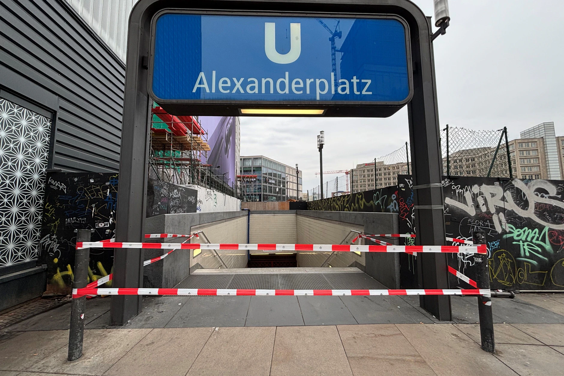 Schock auf dem Alexanderplatz: Frau auf U-Bahn-Treppe von herabfallendem Gerüstteil getroffen