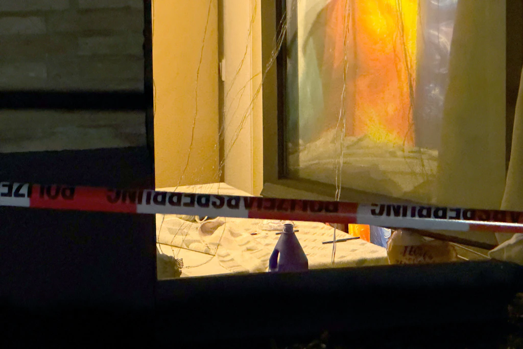 Ein geöffnetes Fenster der Wohnung in Bielefeld, in der die Leiche einer 28-Jährigen in der Kühltruhe gefunden wurde