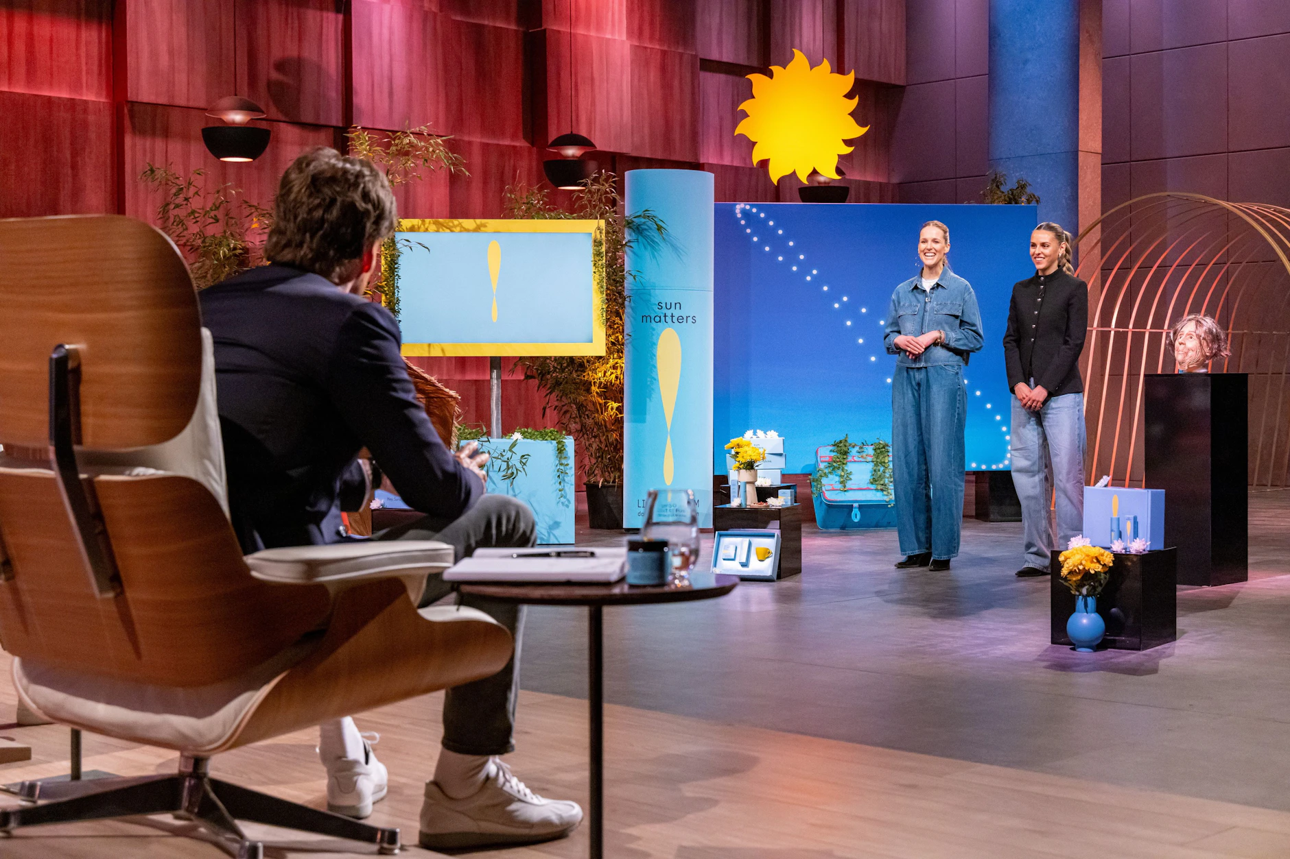 Stella Hinderer (l.) und Karla Emcke präsentieren den "Löwen" mit Sun Matters einen Sonnenschutz der die Haut pflegt. Sie erhoffen sich ein Investment von 100.000 Euro für 20 Prozent der Firmenanteile.