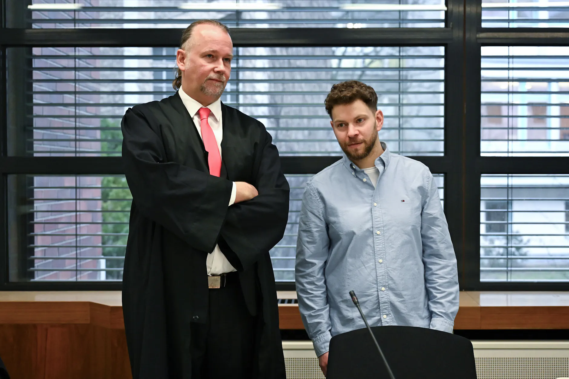 Lahav Shapira (r.) wurde vor Gericht von dem Anwalt Sebastian Scharmer vertreten. Beide kritisieren das Urteil scharf.