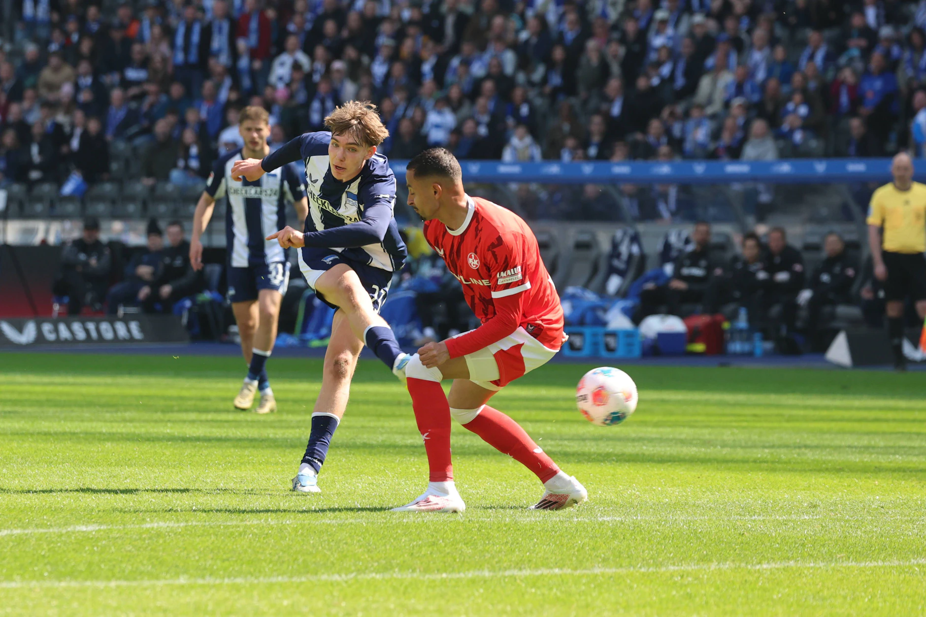Kennet Eichhorn hatte mit einem Distanzschuss die 1:0 Führung für Hertha BSC gegen Kaiserslautern auf dem Fuß. Durch die Pleite steht das Juwel vor dem Abschied.