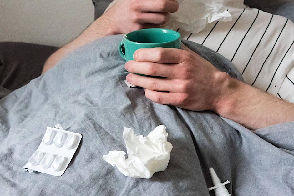 Krank im Bett: Die geplanten Änderungen könnten für Beschäftigte spürbare finanzielle Folgen haben.