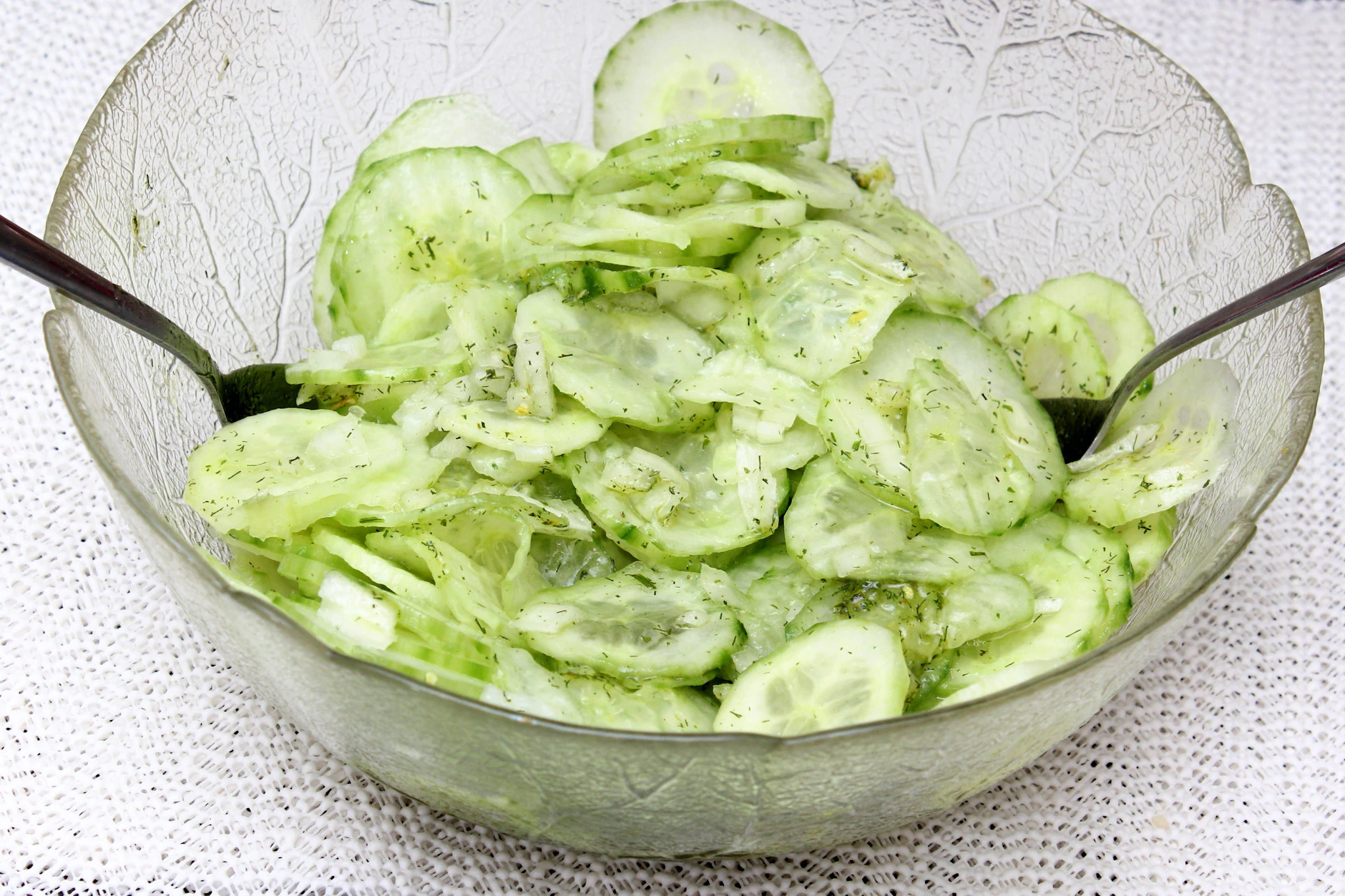 Omas Gurkensalat süß-sauer ist ein richtig einfacher und frischer Gurkensalat, der extrem lecker ist. Er schmeckt als Beilage oder einfach so zum Abendbrot.