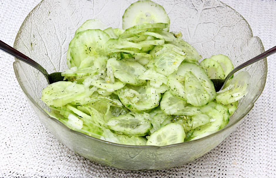 Omas Gurkensalat süß-sauer ist ein richtig einfacher und frischer Gurkensalat, der extrem lecker ist. Er schmeckt als Beilage oder einfach so zum Abendbrot.