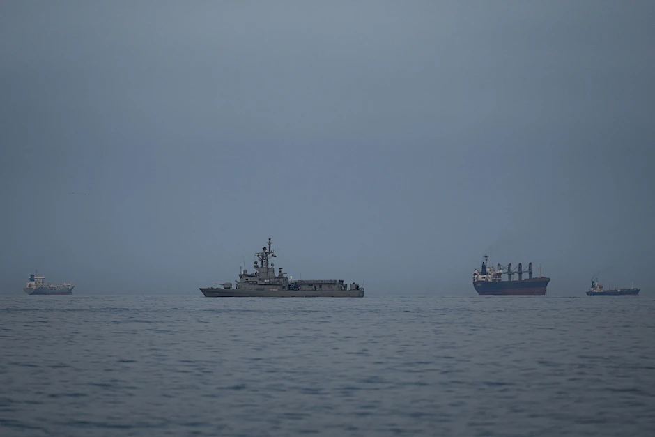 Ein Schiff der Marine der Vereinigten Arabischen Emirate patrouilliert neben Frachtschiffen und Öltankern in der Straße von Hormus.