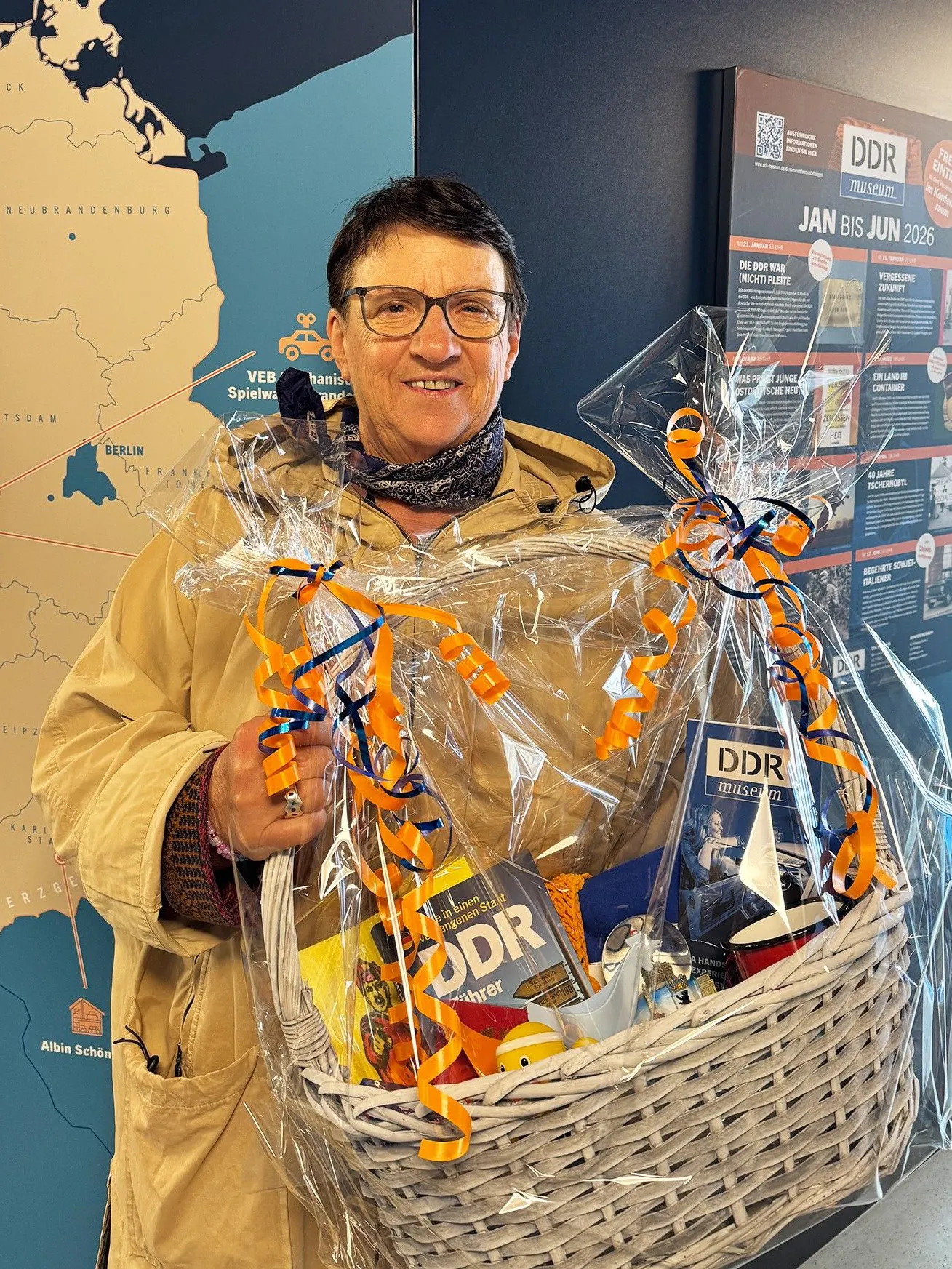 Silvia Wieland war am Montag die zehnmillionste Besucherin im DDR Museum Berlin.