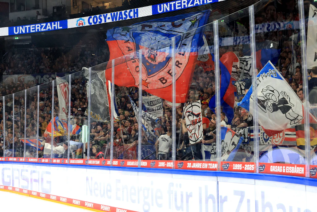 Ausschreitungen nach dem Spiel trübten den Eisbären-Sieg in der Uber Arena.