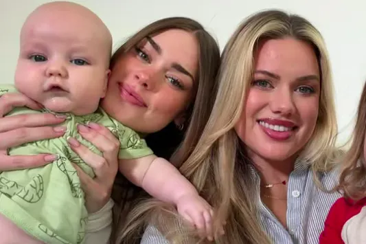 Auf diesem Foto sehen wir drei Generationen: Eine Oma, eine Tochter und ein Enkelkind. Aber wer ist hier die Oma?