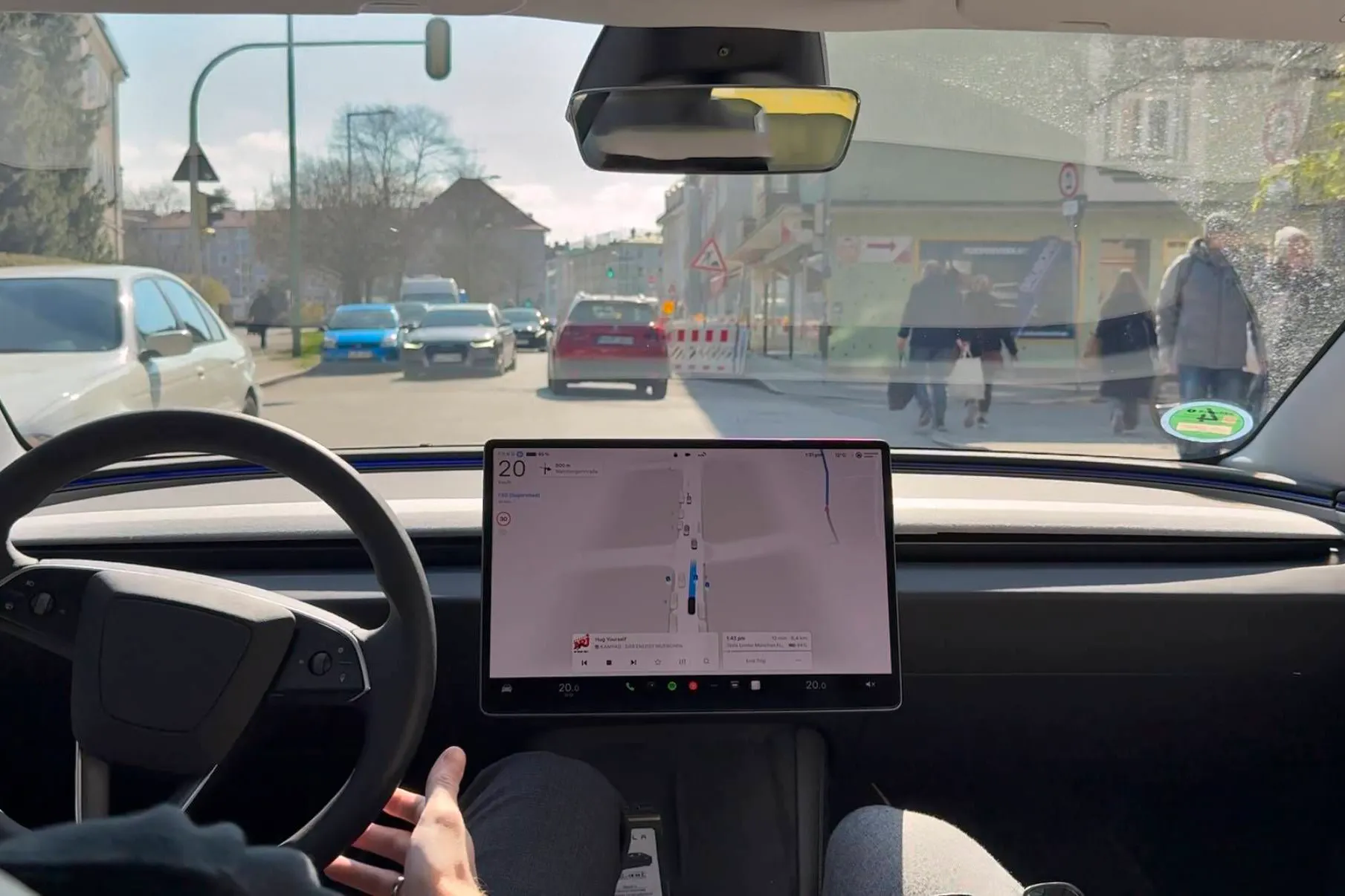 Blick in die Zukunft: Das „Full Self-Driving“ (FSD) System von Tesla hat im April 2026 die erste Zulassung in Europa erhalten. Der Fahrer bleibt jedoch weiterhin in der Verantwortung.
