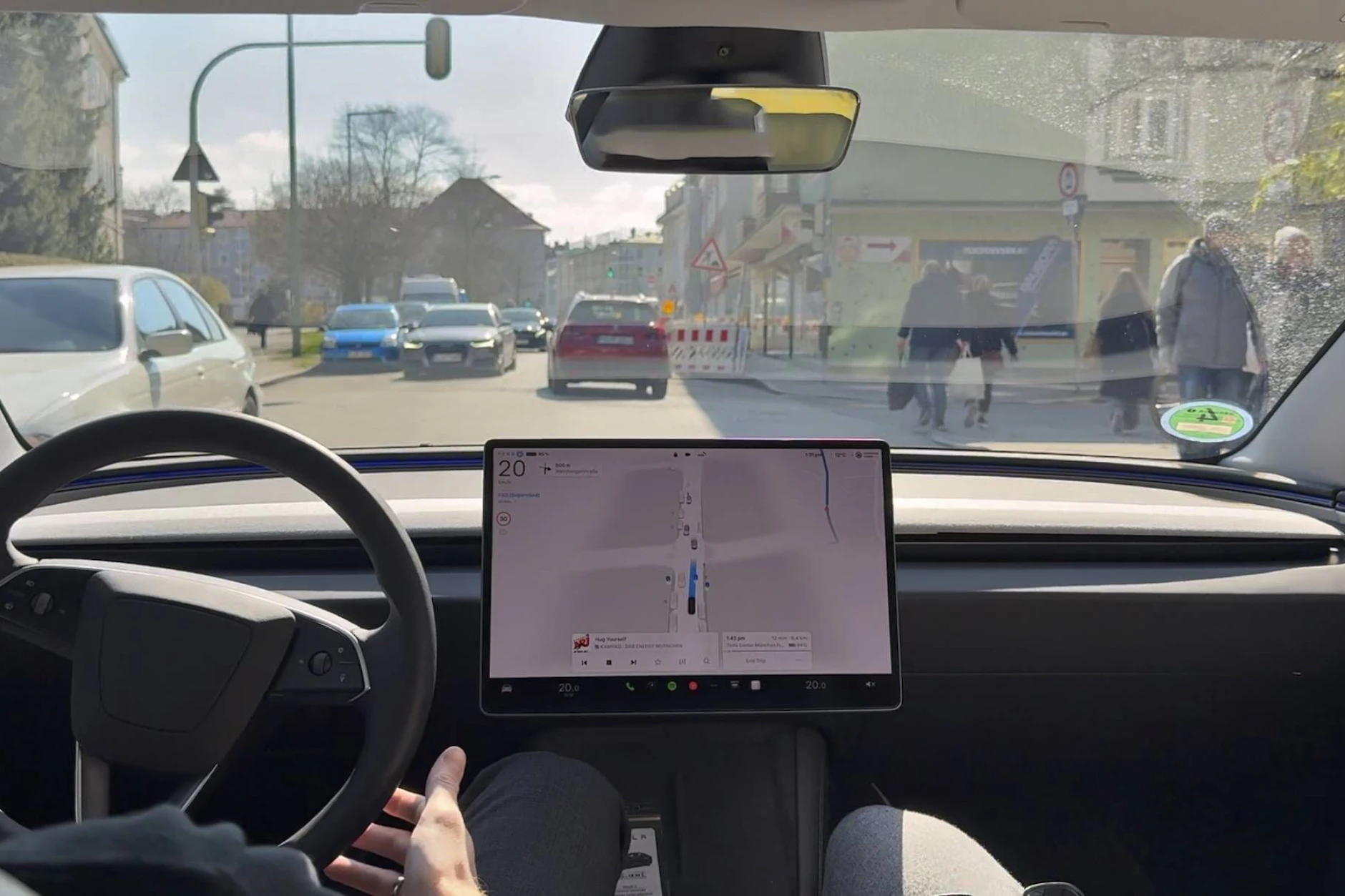 Blick in die Zukunft: Das „Full Self-Driving“ (FSD) System von Tesla hat im April 2026 die erste Zulassung in Europa erhalten. Der Fahrer bleibt jedoch weiterhin in der Verantwortung.