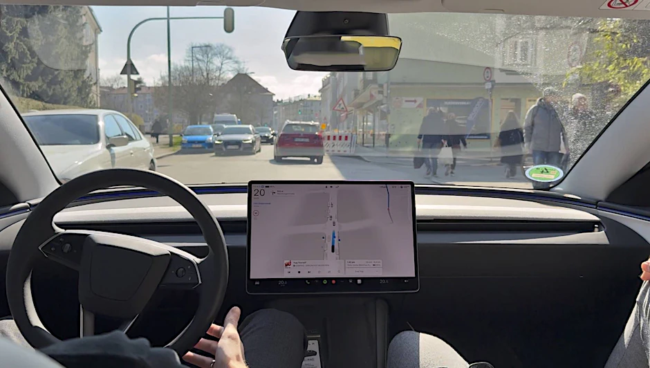 Blick in die Zukunft: Das „Full Self-Driving“ (FSD) System von Tesla hat im April 2026 die erste Zulassung in Europa erhalten. Der Fahrer bleibt jedoch weiterhin in der Verantwortung.